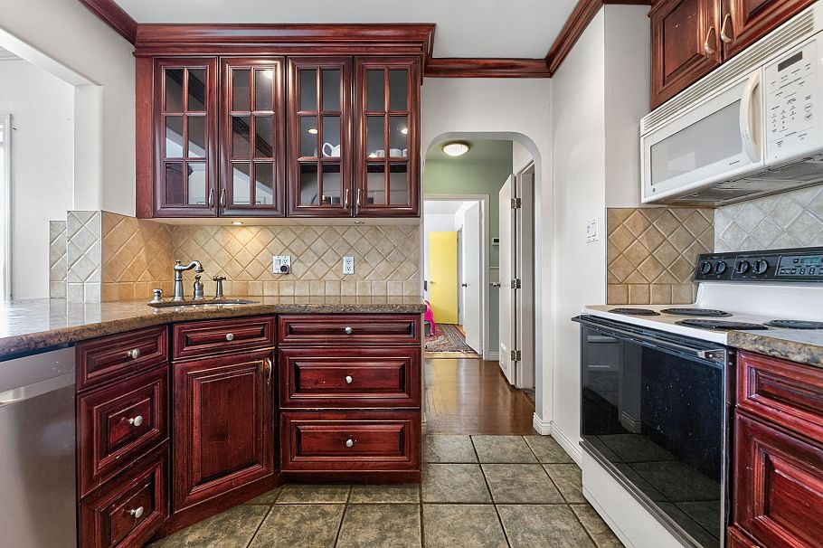 341 W 24th Street North Vancouver, BC - 10