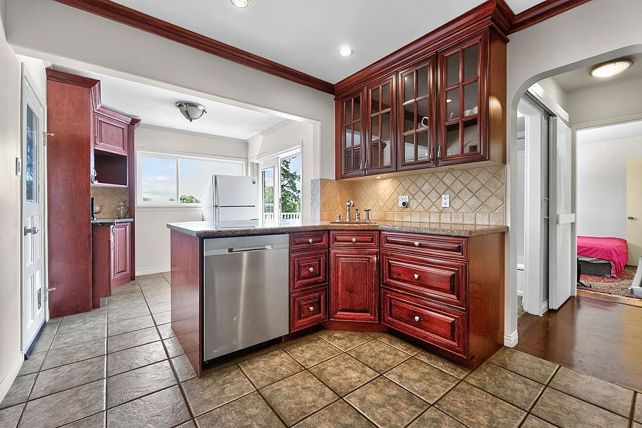 341 W 24th Street North Vancouver, BC - 8
