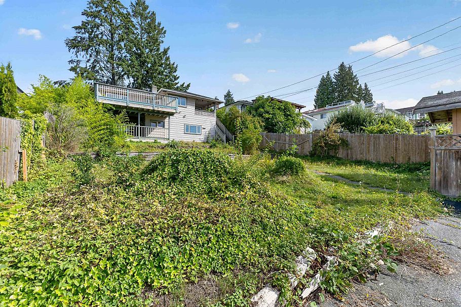 341 W 24th Street North Vancouver, BC - 32