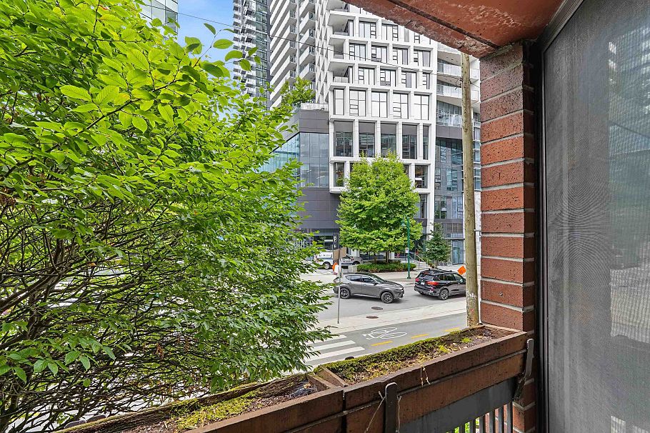 206 950 Drake Street Vancouver, BC - 17