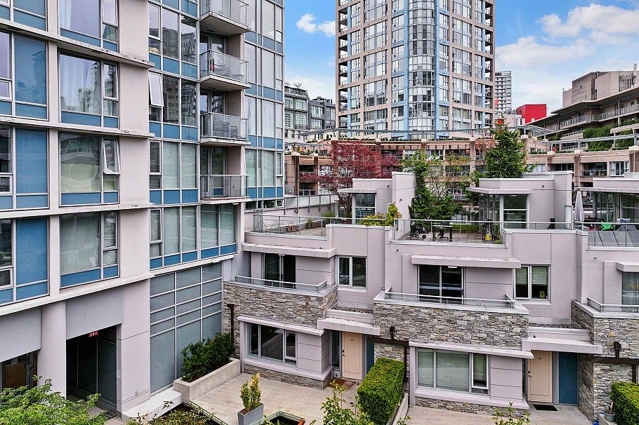 221 188 Keefer Place Vancouver, BC - 1