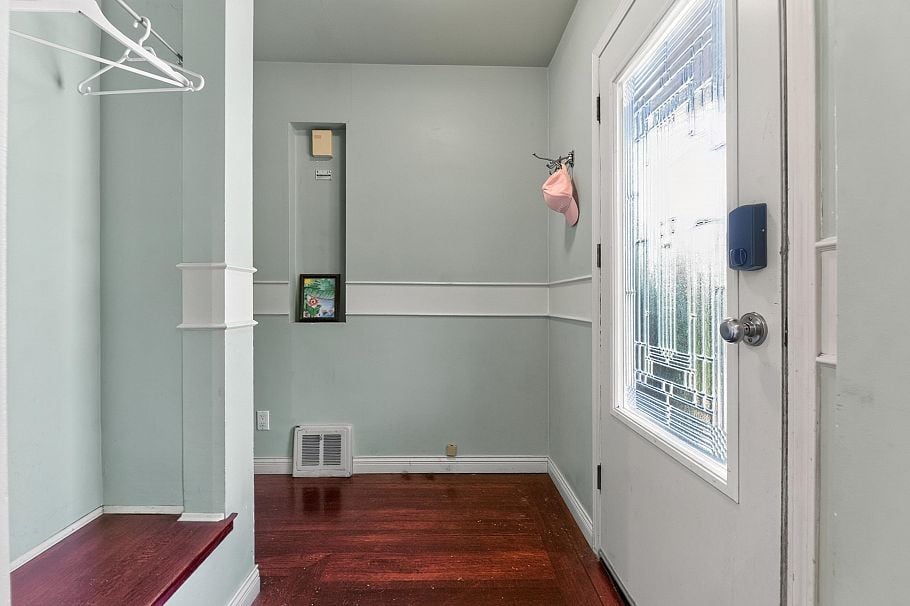 341 W 24th Street North Vancouver, BC - 4