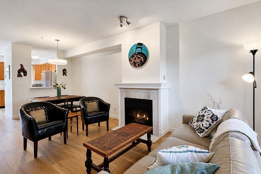13 915 Tobruck Avenue North Vancouver, BC - 2