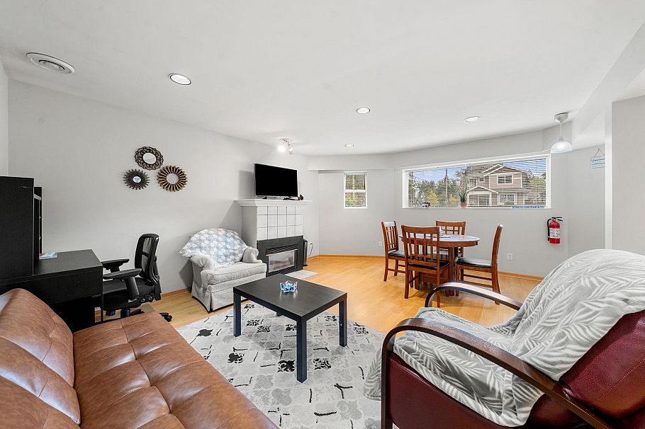 660 E 22nd Street North Vancouver, BC - 31