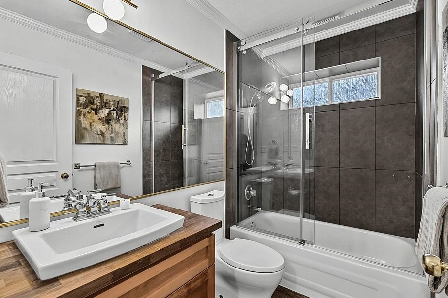 1074 Kilmer Road North Vancouver, BC - 24