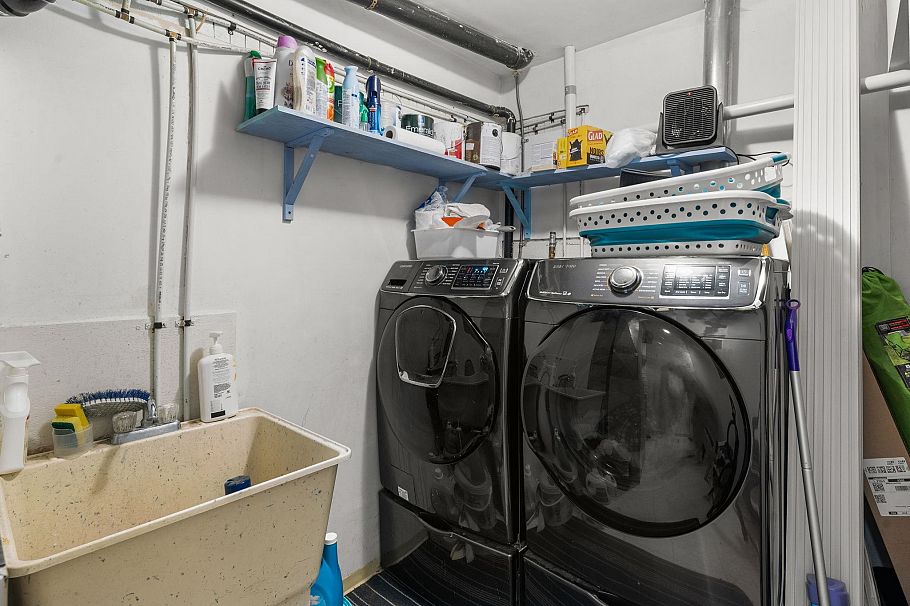 660 E 22nd Street North Vancouver, BC - 35