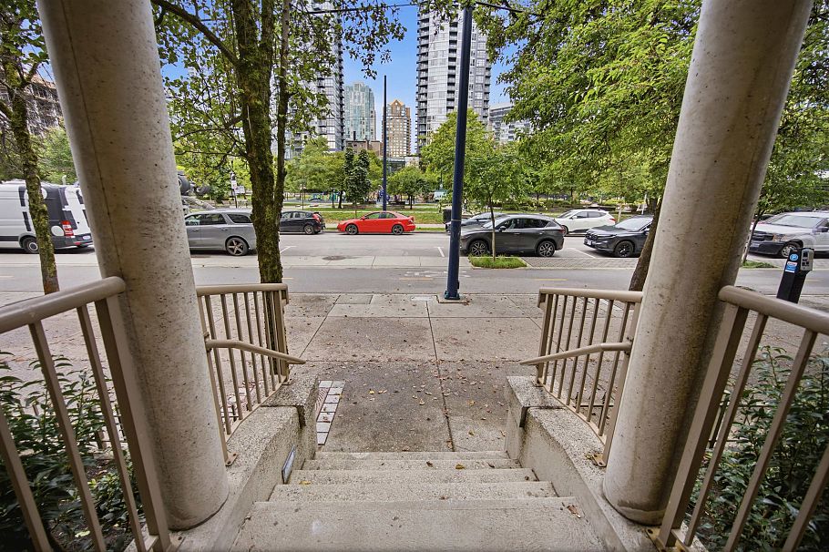 1182 Richards Street Vancouver, BC - 4