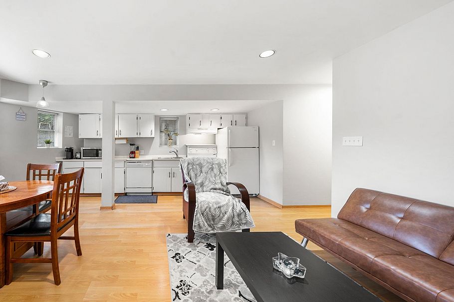 660 E 22nd Street North Vancouver, BC - 32