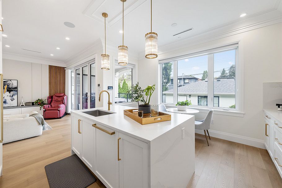2755 W 38th Avenue Vancouver, BC - 9