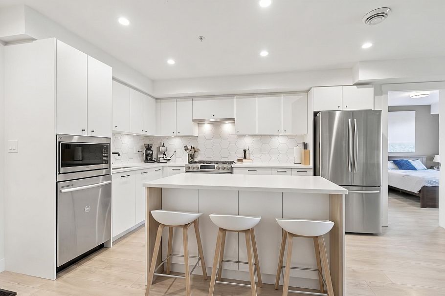305 1519 Crown Street North Vancouver, BC - 11