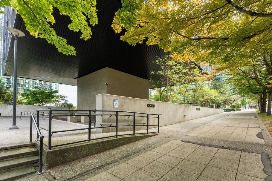 1113 1333 Georgia Street Vancouver, BC - 2
