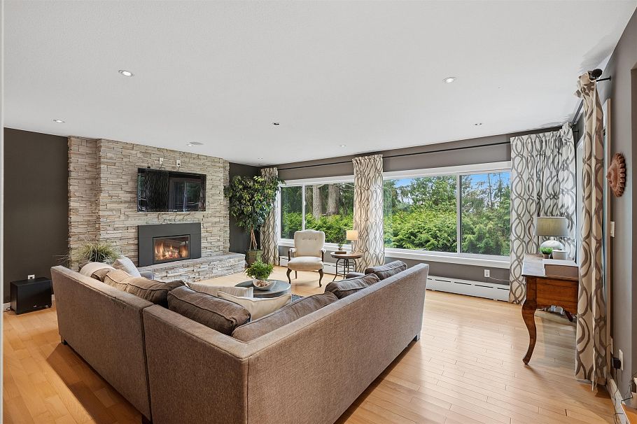 2261 Hill Drive North Vancouver, BC - 16