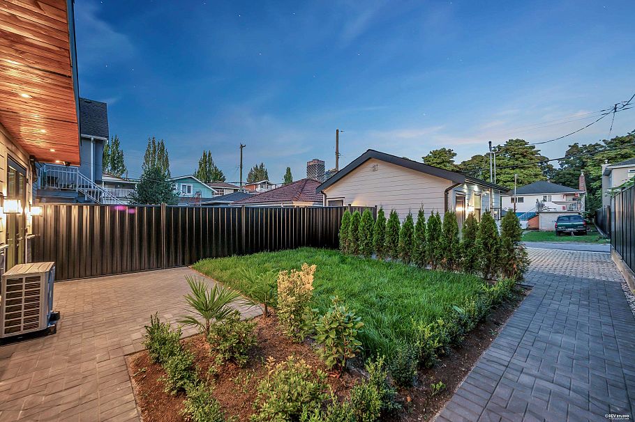 2 5150 Spencer Street Vancouver, BC - 4