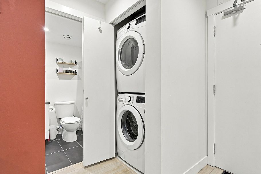 305 1519 Crown Street North Vancouver, BC - 30