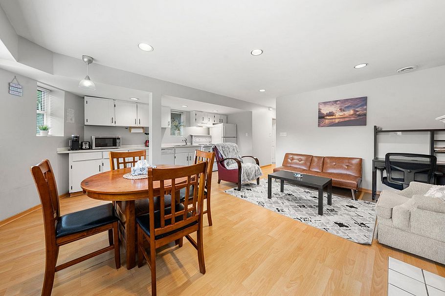 660 E 22nd Street North Vancouver, BC - 29