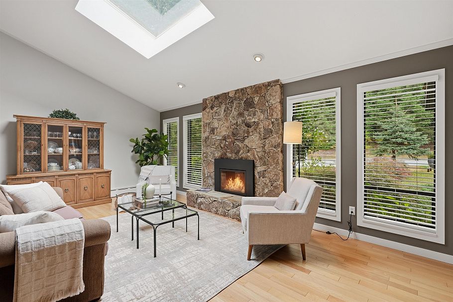 2261 Hill Drive North Vancouver, BC - 4