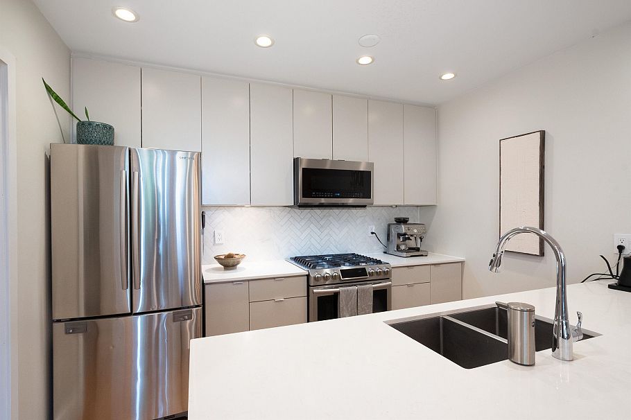 290 E 11th Avenue Vancouver, BC - 11