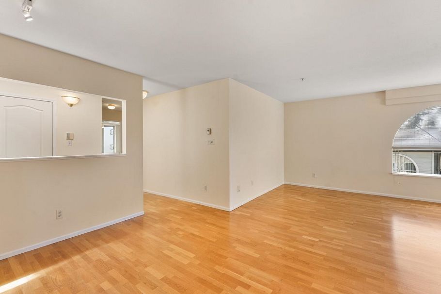 401 7620 Columbia Street Vancouver, BC - 4