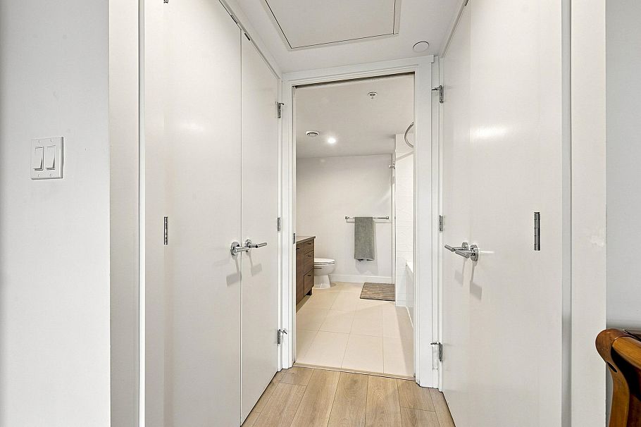 305 1519 Crown Street North Vancouver, BC - 23