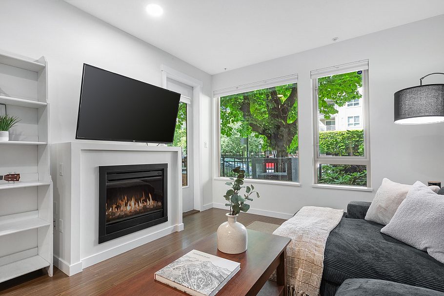 113 119 W 22nd Street North Vancouver, BC - 2