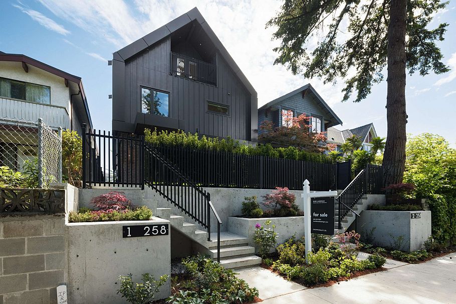 1 258 E 19 Avenue Vancouver, BC - 2