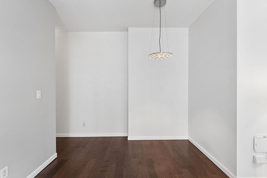 304 827 W 16th Street North Vancouver, BC - 4