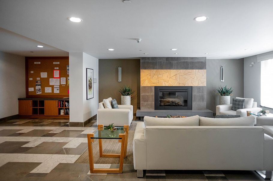 113 119 W 22nd Street North Vancouver, BC - 17