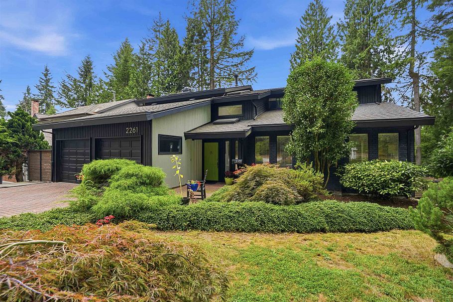 2261 Hill Drive North Vancouver, BC - 2