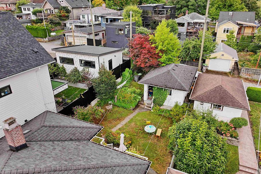 2608 E 4th Avenue Vancouver, BC - 32