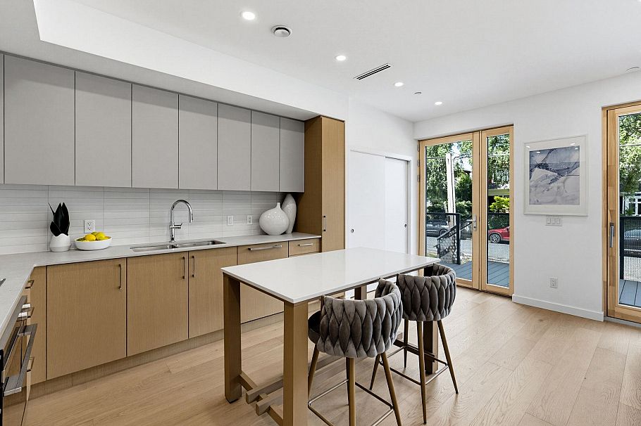 1 60 E 17th Avenue Vancouver, BC - 5