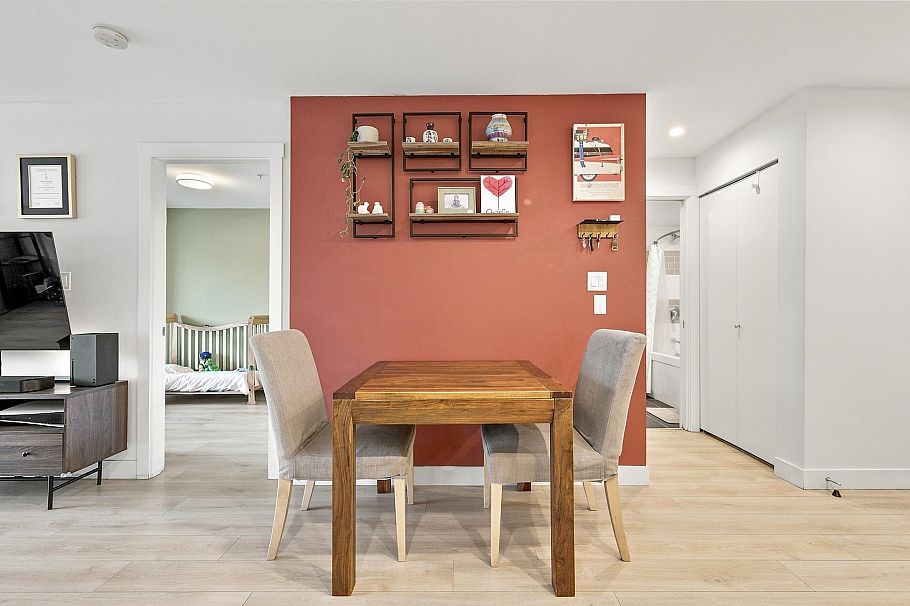 305 1519 Crown Street North Vancouver, BC - 16