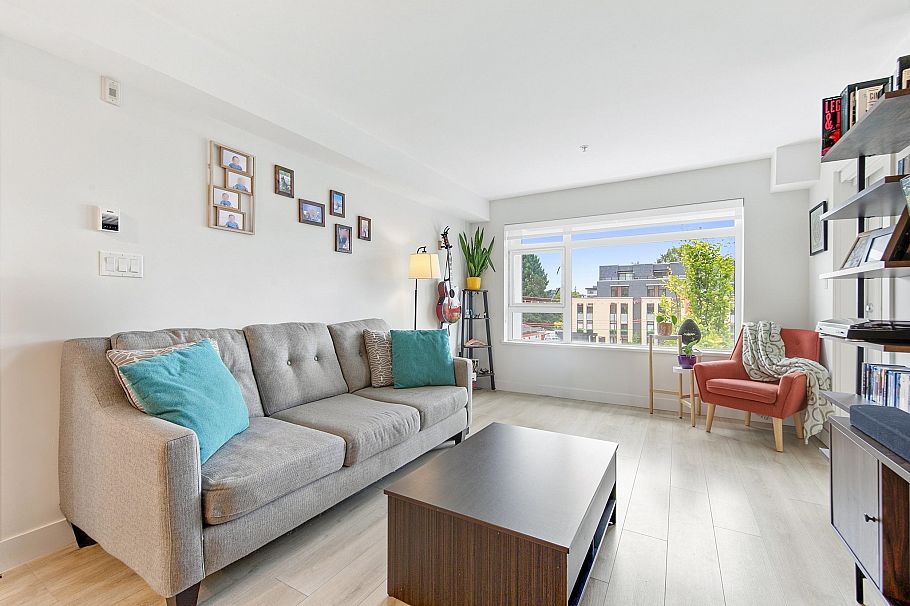 305 1519 Crown Street North Vancouver, BC - 2