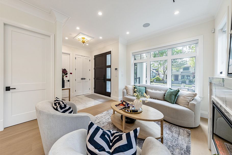 2755 W 38th Avenue Vancouver, BC - 3