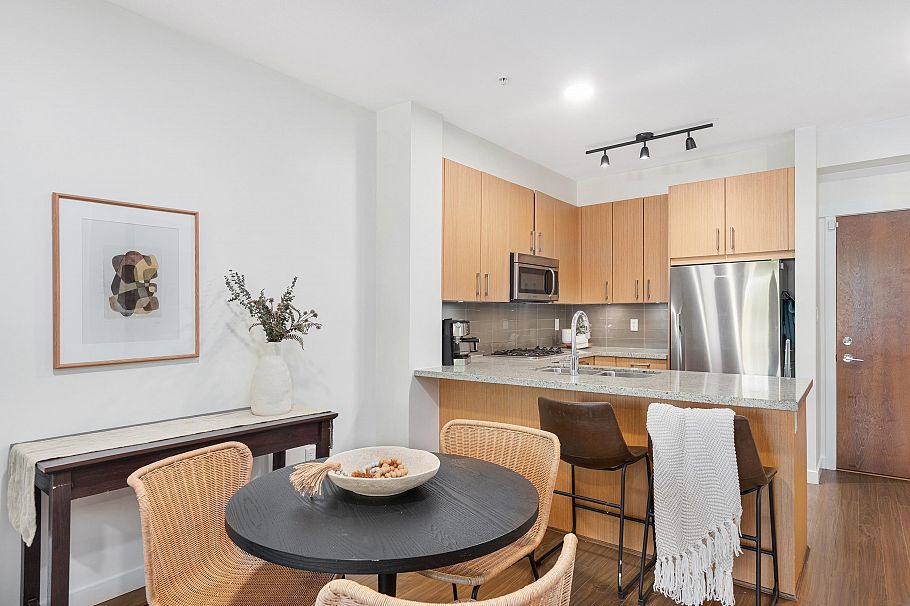 113 119 W 22nd Street North Vancouver, BC - 6