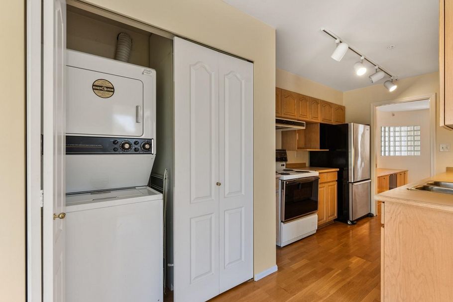 401 7620 Columbia Street Vancouver, BC - 9