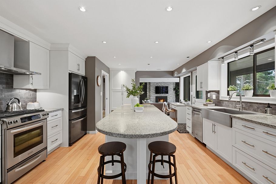 2261 Hill Drive North Vancouver, BC - 12