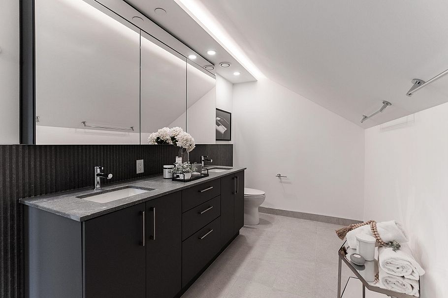 1 60 E 17th Avenue Vancouver, BC - 17