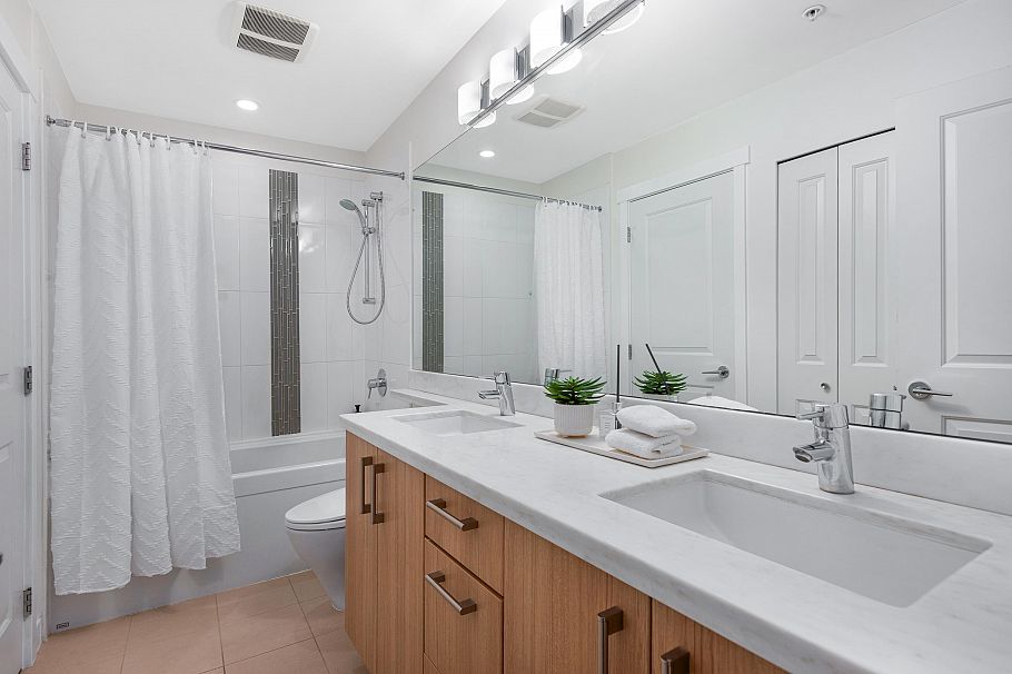 113 119 W 22nd Street North Vancouver, BC - 12
