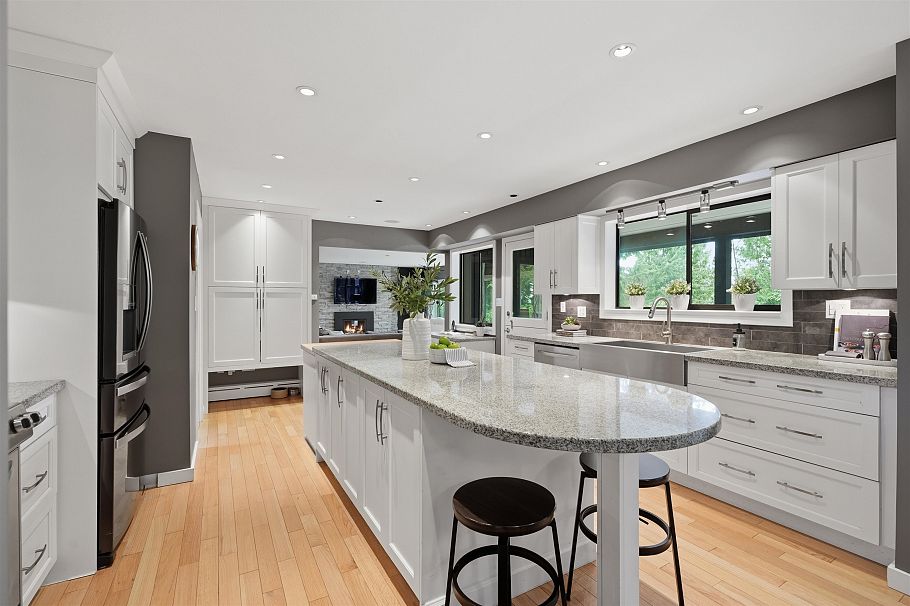 2261 Hill Drive North Vancouver, BC - 14