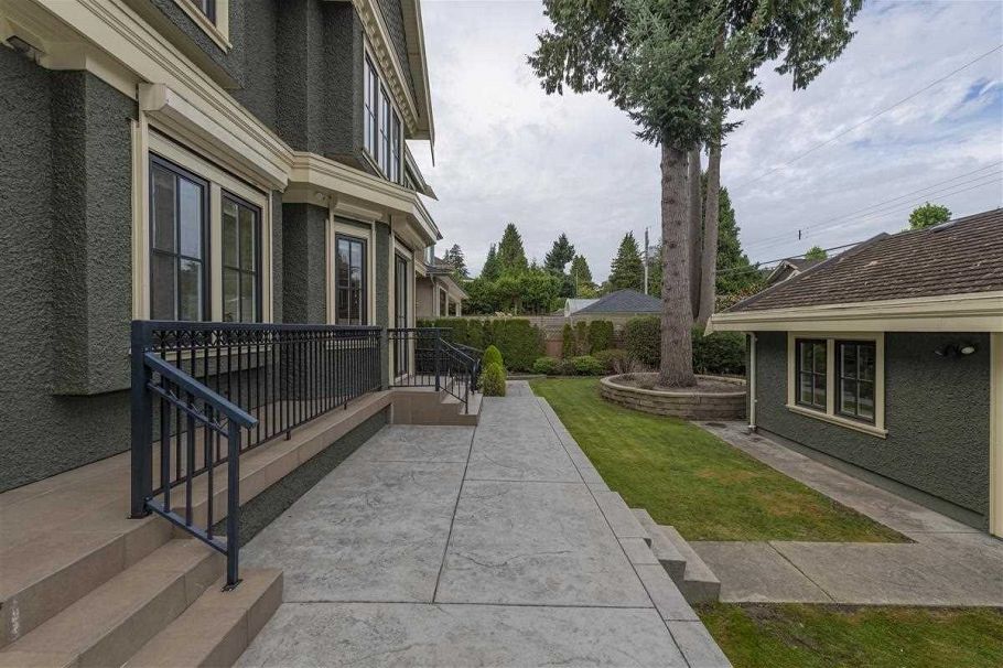 1121 W 39th Avenue Vancouver, BC - 27