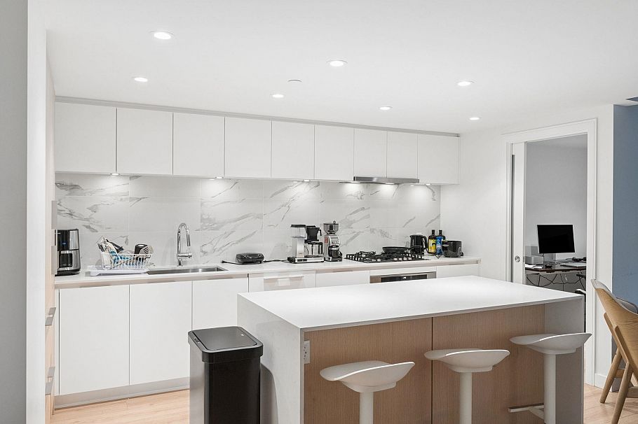 305 1500 Fern Street North Vancouver, BC - 4
