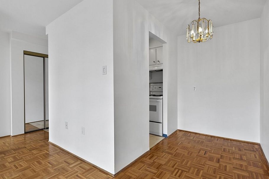 901 1850 Comox Street Vancouver, BC - 11