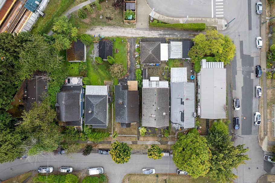 2474 E 24th Avenue Vancouver, BC - 2