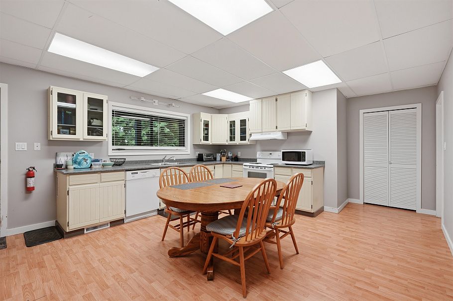2261 Hill Drive North Vancouver, BC - 30