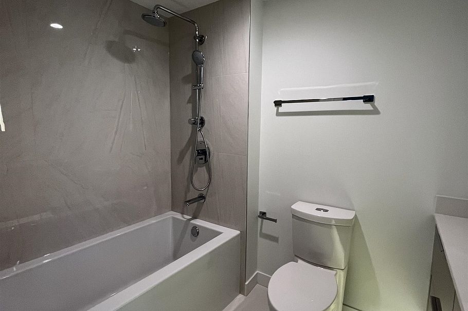 502 1471 Hunter Street North Vancouver, BC - 8