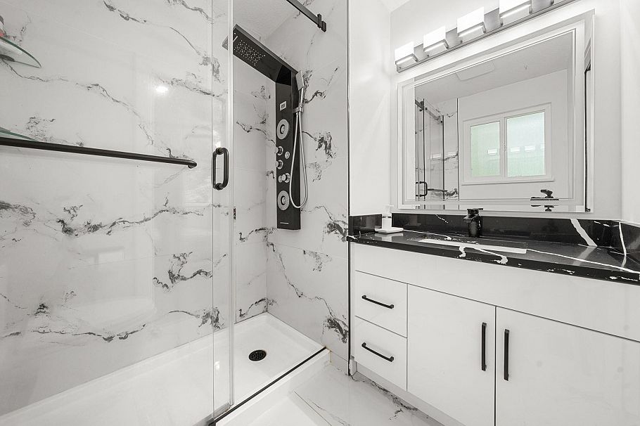 660 E 22nd Street North Vancouver, BC - 22
