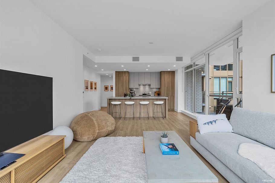 306 2325 Emery Court North Vancouver, BC - 2