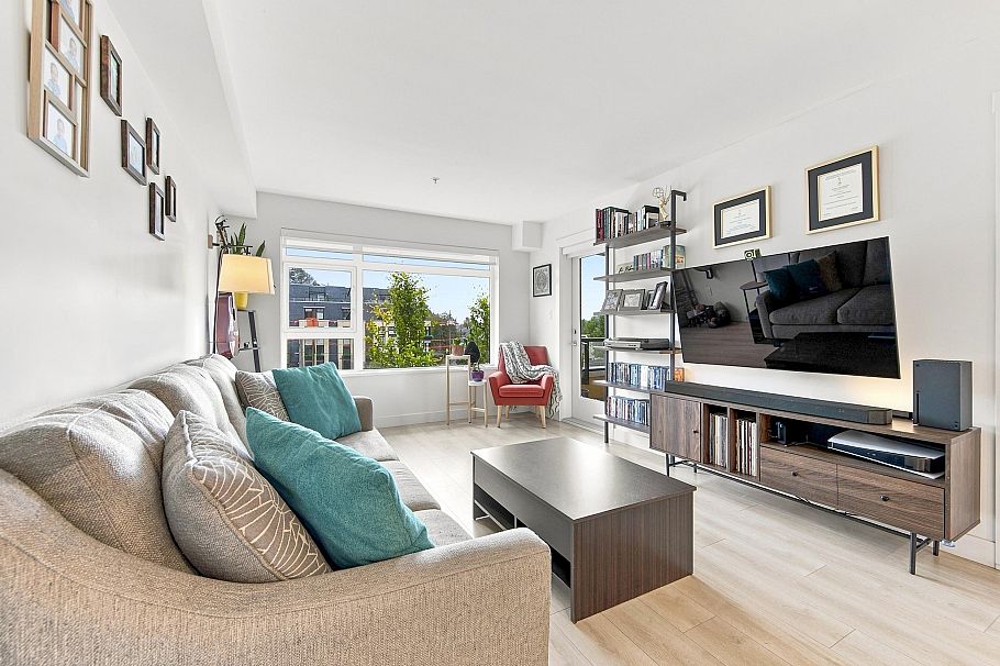 305 1519 Crown Street North Vancouver, BC - 1