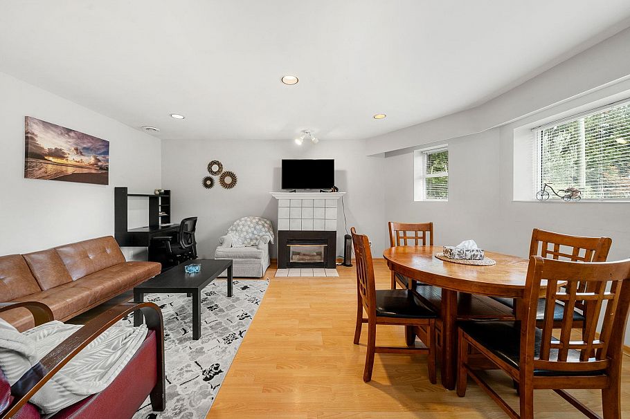 660 E 22nd Street North Vancouver, BC - 30
