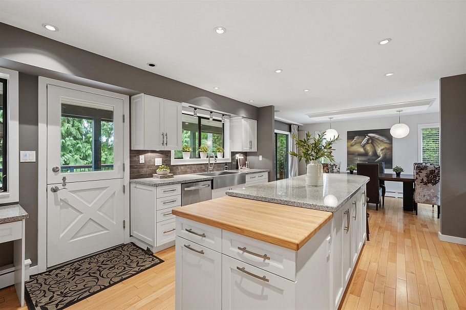 2261 Hill Drive North Vancouver, BC - 10
